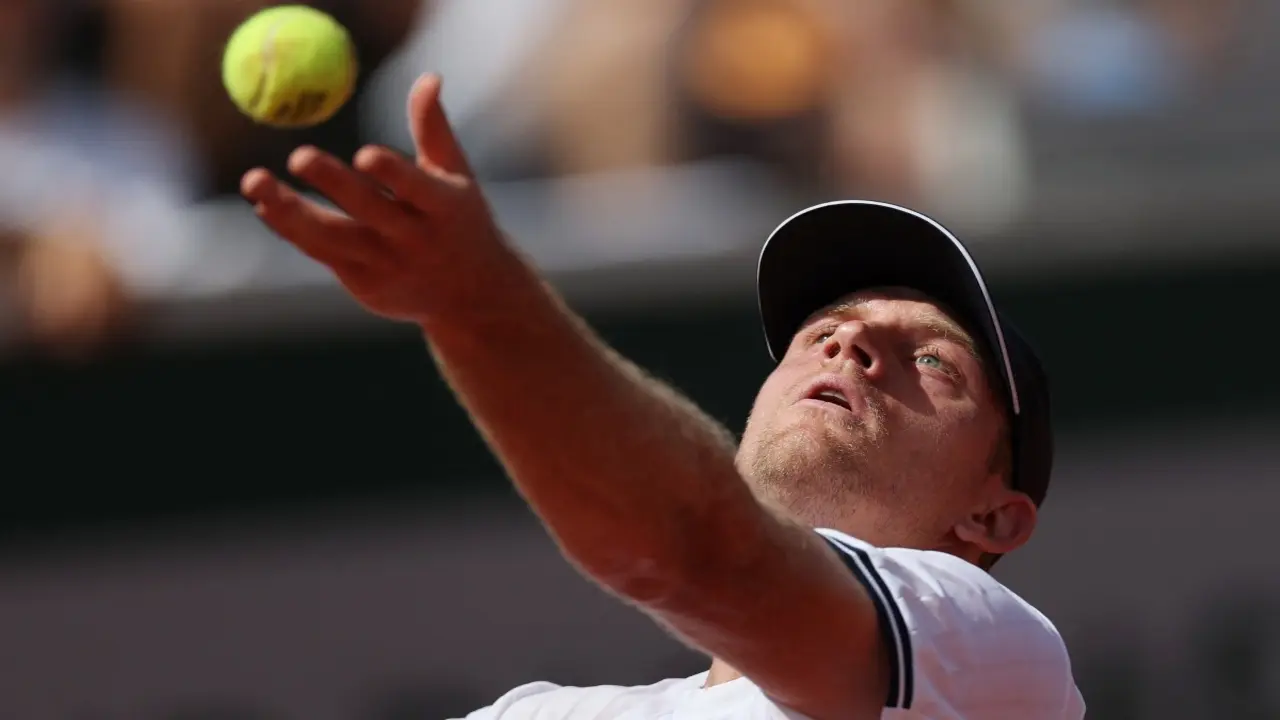 HLV 'sa thải' tay vợt qua tin nhắn ở Roland Garros 2026