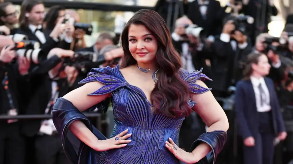 'Hoa hậu đẹp nhất thế giới' diện đầm xẻ ngực ở Cannes