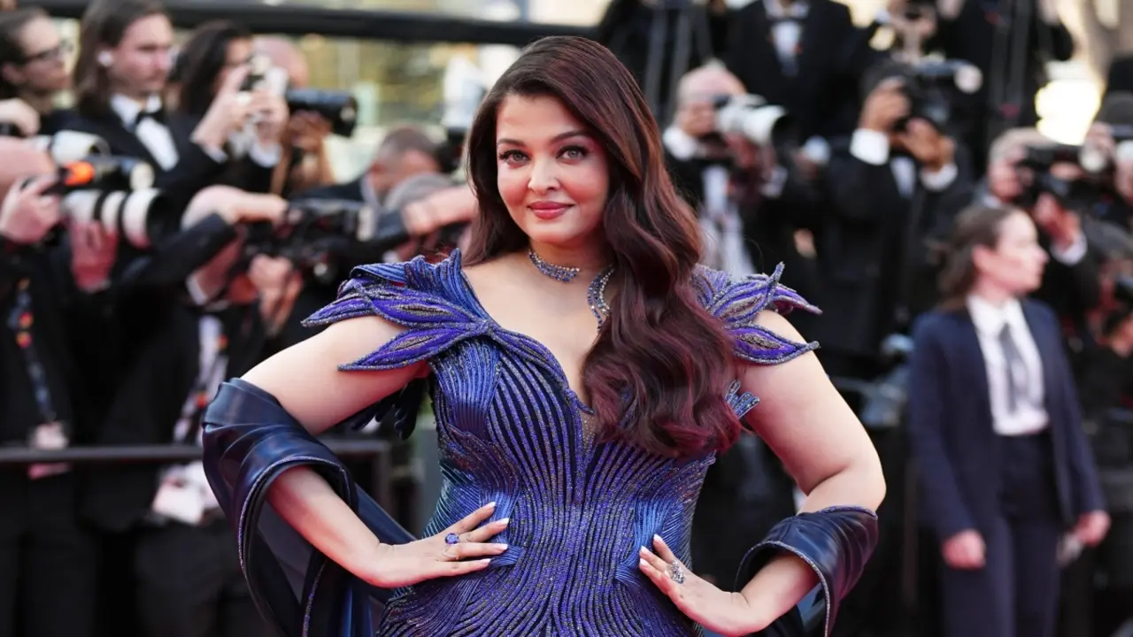 'Hoa hậu đẹp nhất thế giới' diện đầm xẻ ngực ở Cannes