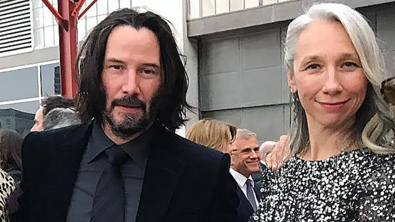 Họa sĩ kể chuyện tình với tài tử Keanu Reeves