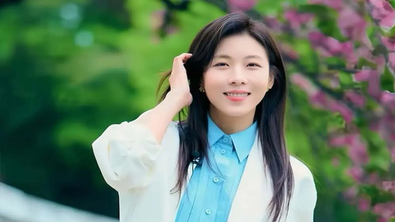 'Hoàng hậu Ki' Ha Ji Won gây sốt với phong cách sinh viên
