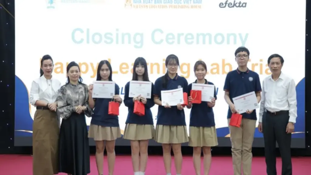 Học sinh hào hứng trải nghiệm học tiếng Anh cùng AI Addie