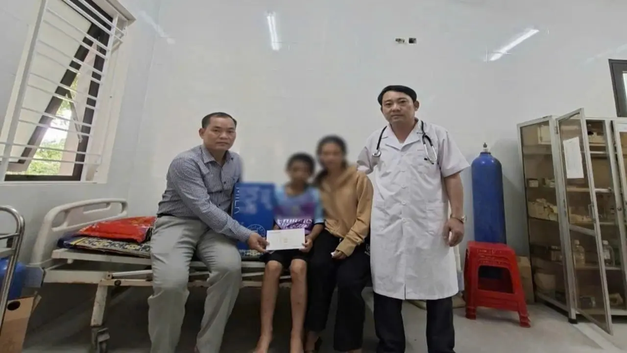 Học sinh lớp 6 bị bố và mẹ kế bạo hành do rửa bát, quét nhà chưa sạch?
