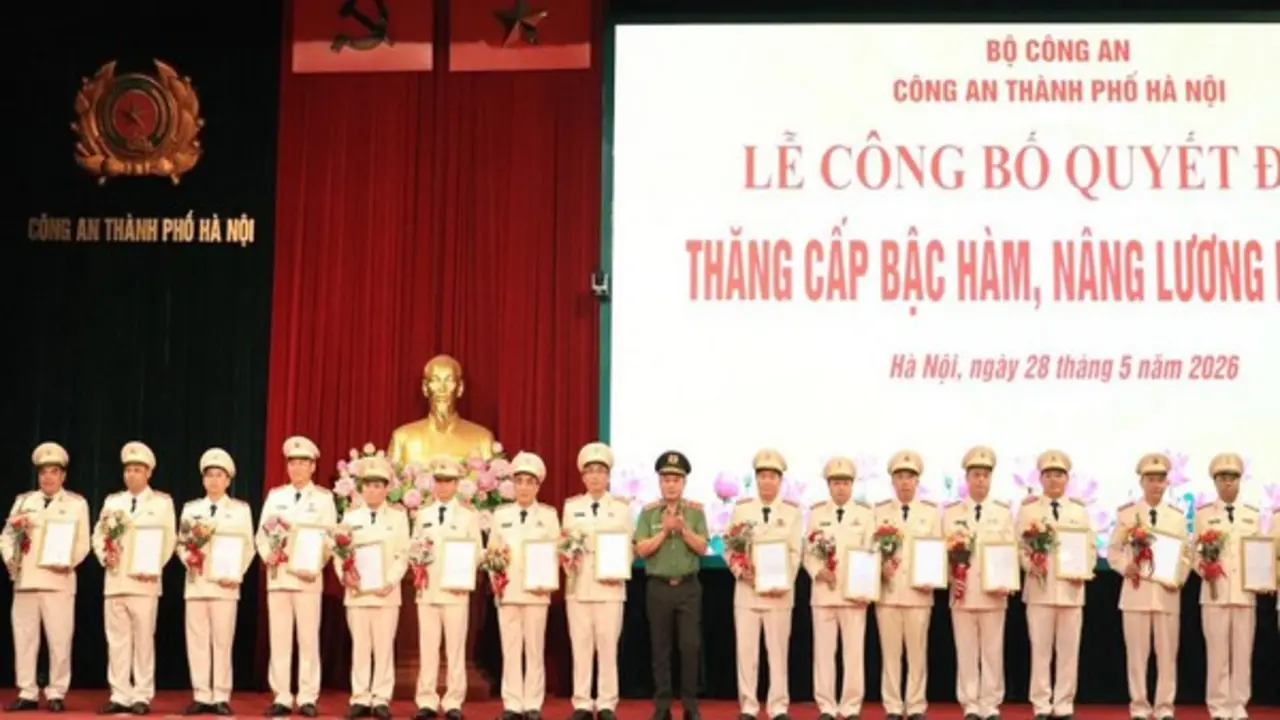 Hơn 5.000 chiến sĩ Công an Hà Nội được thăng cấp bậc hàm, nâng lương