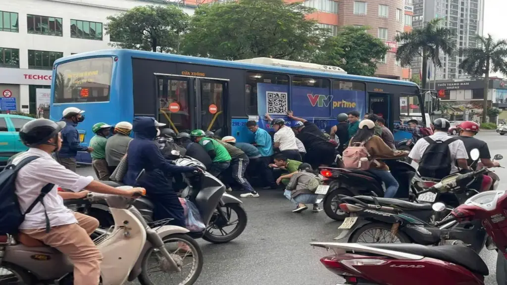 Hơn chục người nâng xe buýt cứu cô gái mắc kẹt