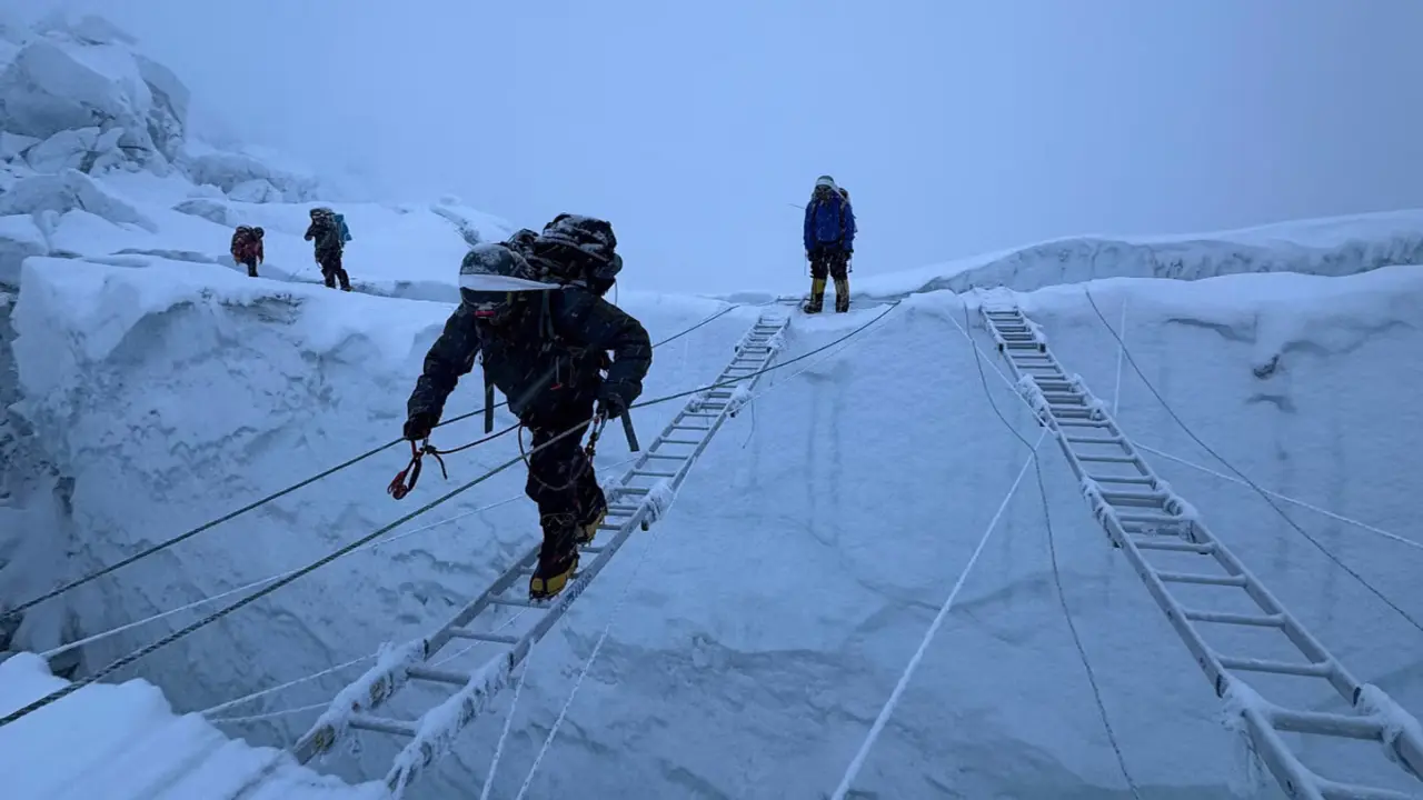 Hướng dẫn viên tử nạn trên đỉnh Everest vì rơi xuống khe băng