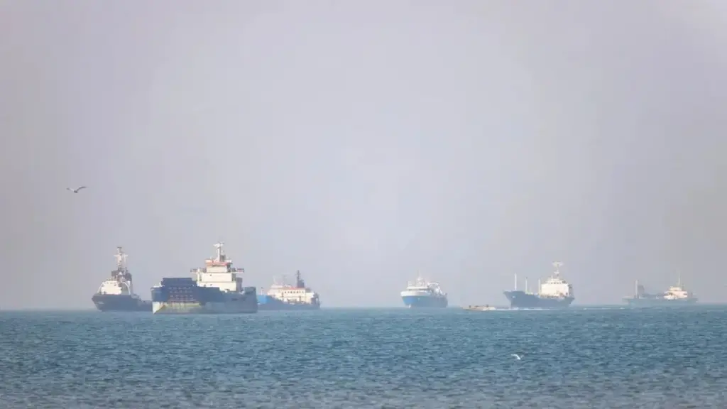 Iran bày trận tàu ngầm mini dưới đáy biển Hormuz