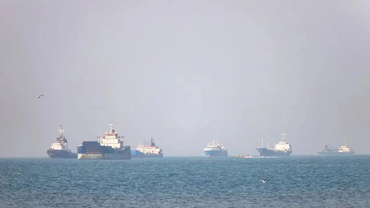 Iran bày trận tàu ngầm mini dưới đáy biển Hormuz
