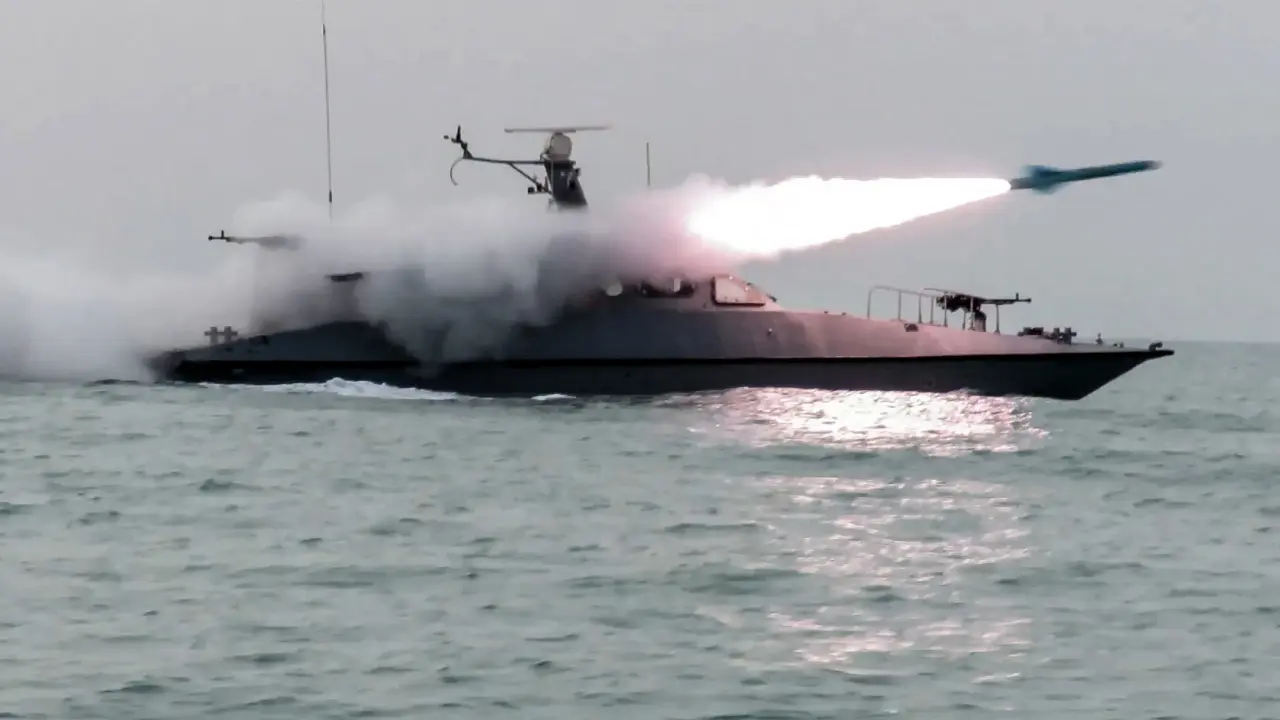 Iran cảnh báo eo biển Hormuz sẽ là 'mồ chôn tàu sân bay Mỹ'