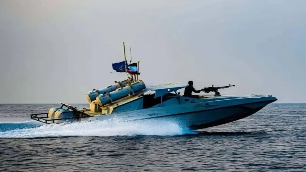 Iran nổ súng vào tàu Mỹ qua eo biển Hormuz, Washington khai hỏa bắn trả