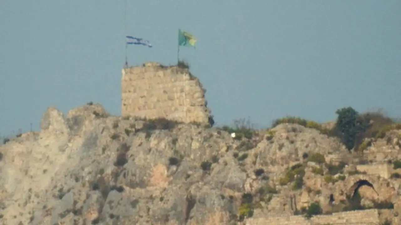 Israel cắm cờ trên lâu đài chiến lược của Lebanon
