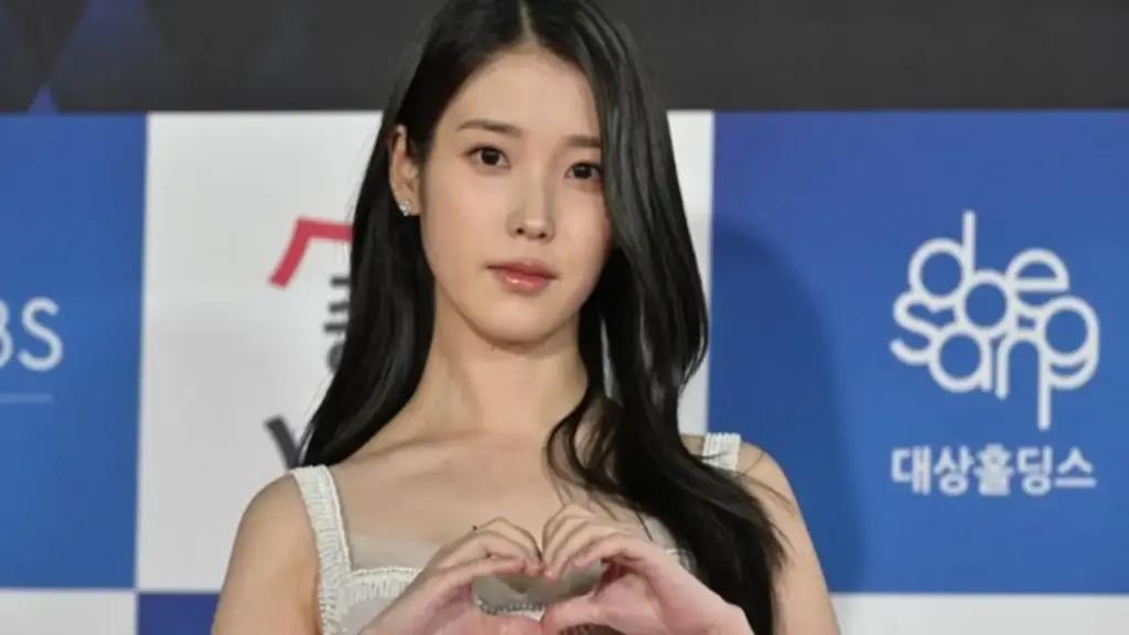 IU và Byeon Woo Seok xin lỗi sau khi bom tấn bị tố 'sai lệch lịch sử'