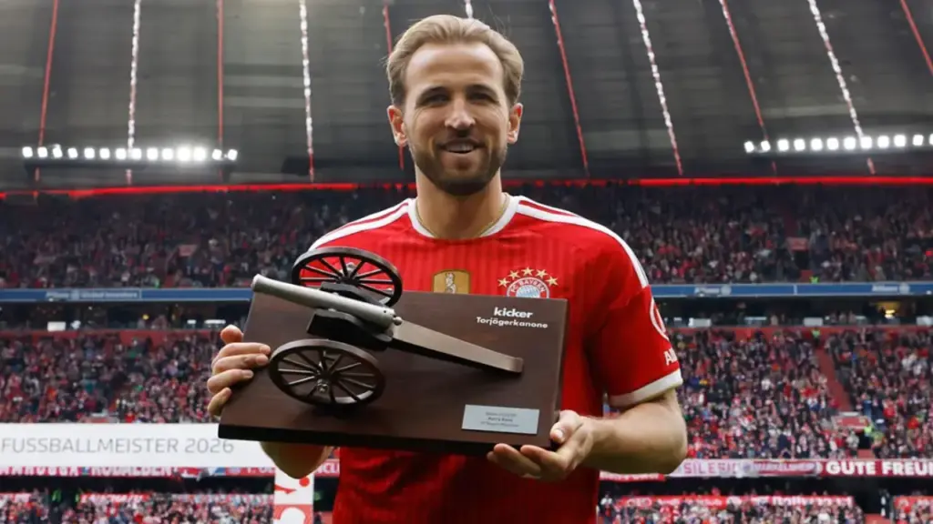 Kane lập hat-trick Vua phá lưới Bundesliga