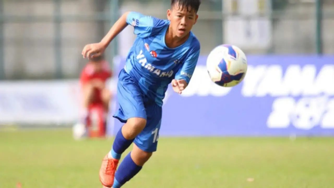 'Khả còi' theo nghề đá bóng, giấc mơ ngôi sao từ làng biển Tam Xuân