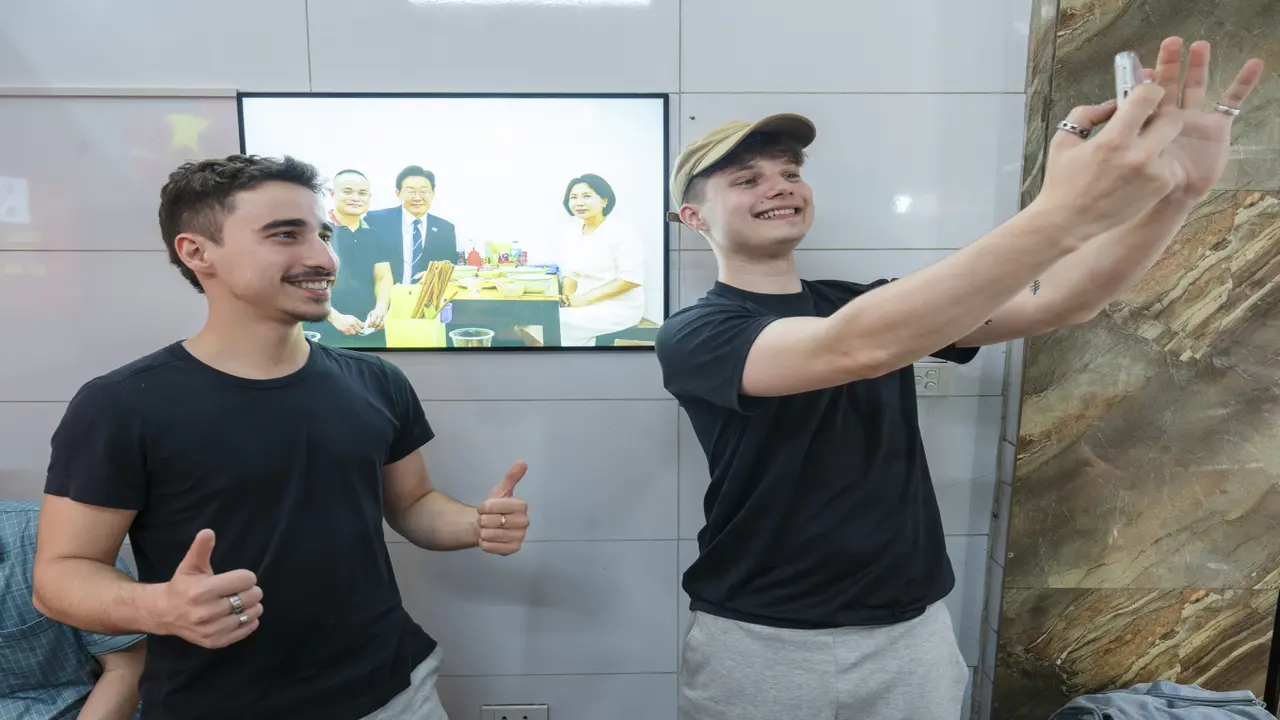 Khách check in bàn ăn Tổng thống Hàn Quốc ở quán phở