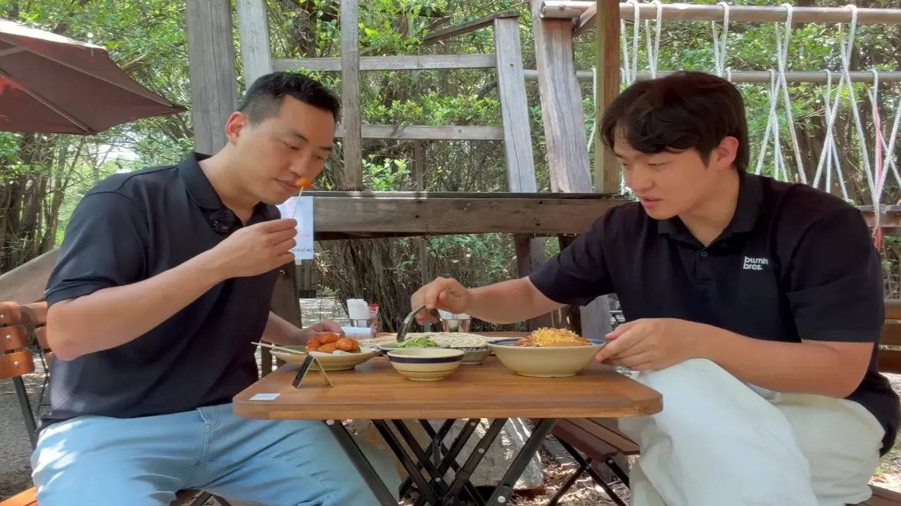 Khách Hàn mê “xôi nhà giàu” nổi tiếng ở TPHCM, gọi thêm suất vì quá ngon