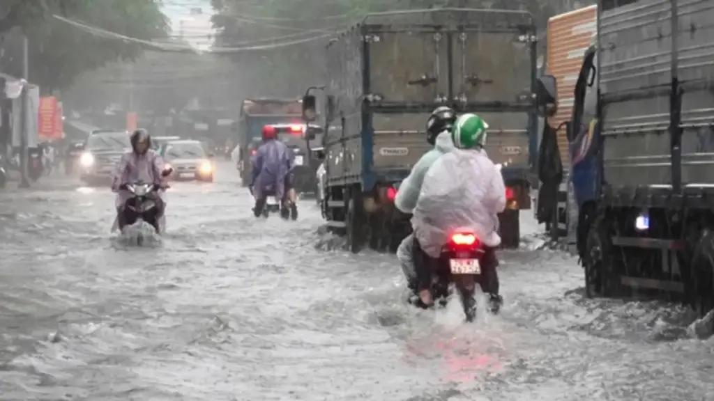 Khánh Hòa mưa lớn, cảnh báo ngập lụt nhiều tuyến đường ở Nha Trang