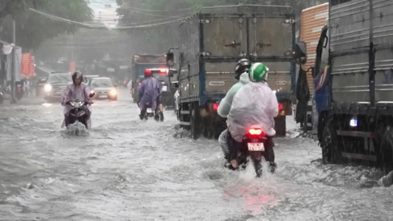 Khánh Hòa mưa lớn, cảnh báo ngập lụt nhiều tuyến đường ở Nha Trang