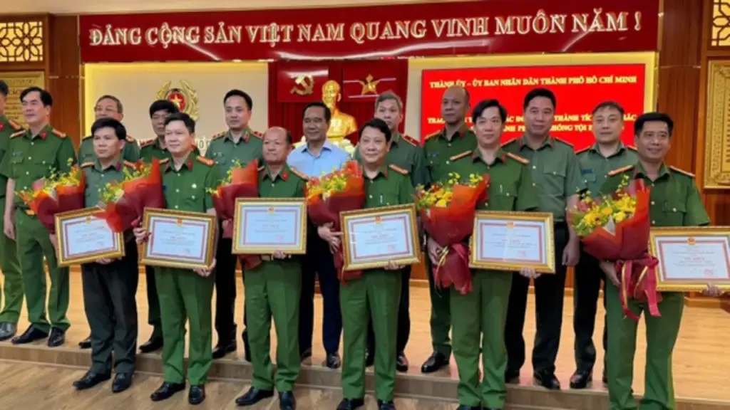 Khen thưởng 'nóng' 6 tập thể phá án thành công vụ nổ súng ở Bến Thành