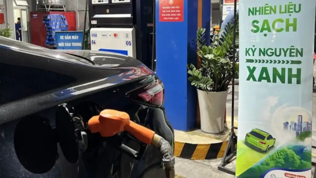 Khi đổ xăng E10, có cần đi hết sạch xăng khoáng?