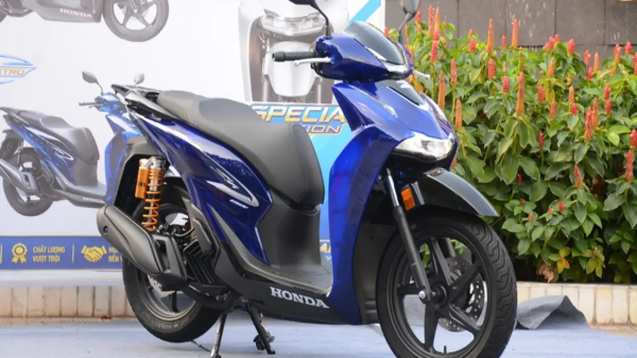 Khoác 'dàn áo' độc lạ Honda SH150i Vetro Blue 2026 về Việt Nam, giá 235 triệu đồng
