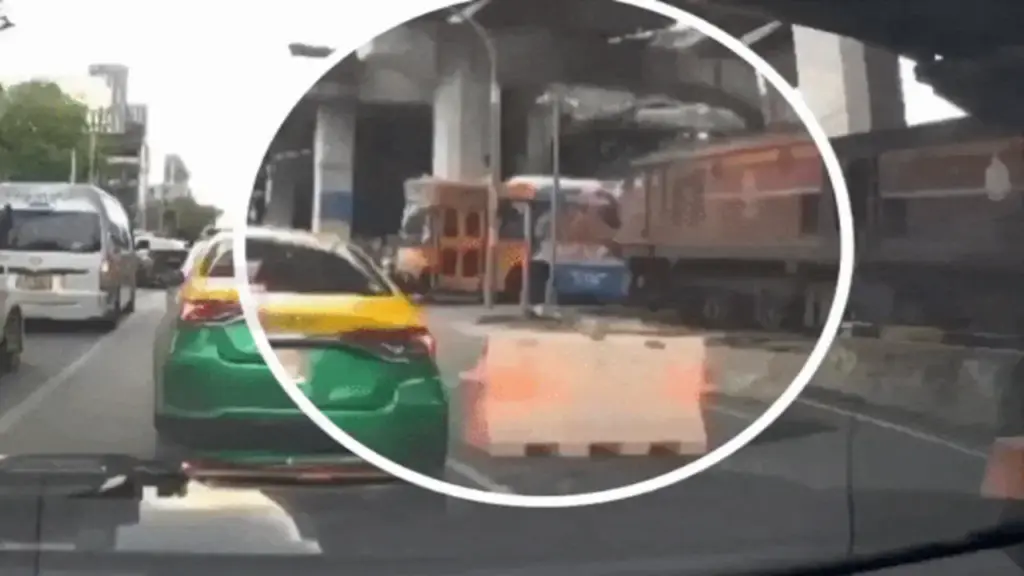Khoảnh khắc tàu hàng đâm vào xe buýt Thái Lan, 8 người chết
