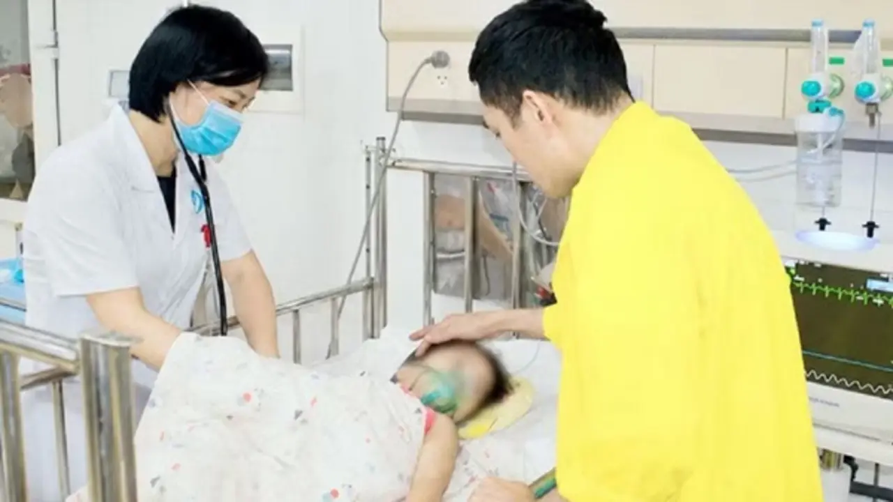 Khoảnh khắc thót tim: Bé 3 tuổi chui cổng sắt, suýt mất mạng