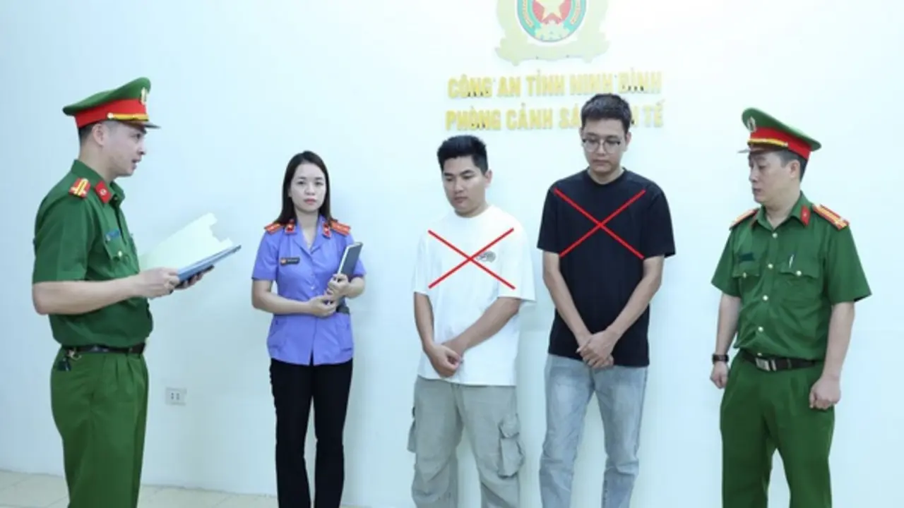 Khởi tố 2 chủ hộ kinh doanh buôn bán hàng nghìn đôi giày, dép giả mạo nhãn hiệu nổi tiếng