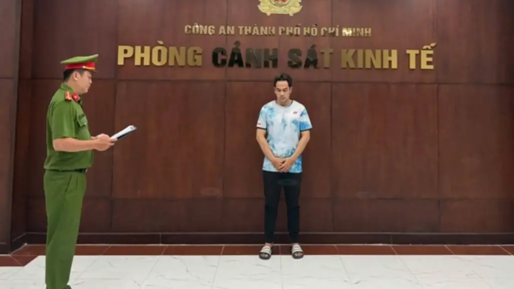Khởi tố chủ cửa hàng bán hơn 1.400 đôi giày, dép giả thương hiệu nổi tiếng