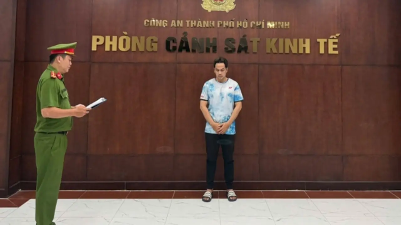 Khởi tố chủ cửa hàng bán hơn 1.400 đôi giày, dép giả thương hiệu nổi tiếng