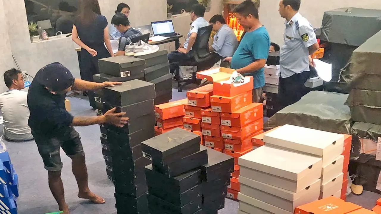 Khởi tố chủ tài khoản 'Thanh Store' bán giày Nike, Adidas, Converse... giả trên Shopee