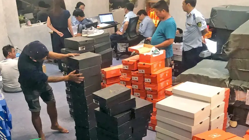 Khởi tố chủ tài khoản 'thanhstore' bán giày Nike, Adidas, Converse... giả trên Shopee
