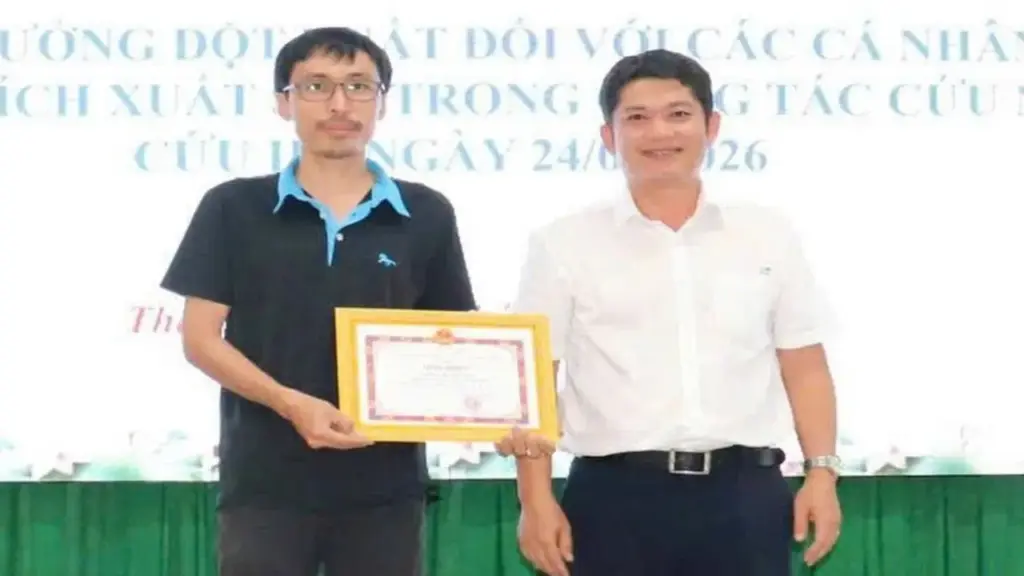 Kịp cứu tài xế mắc kẹt trong ô tô sau tai nạn, 2 người dân được xã Thái Mỹ khen thưởng