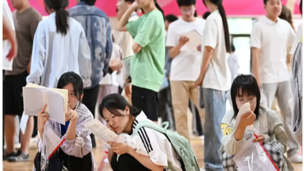 Kỳ thi khốc liệt bậc nhất thế giới: Dùng drone để phát hiện thí sinh gian lận