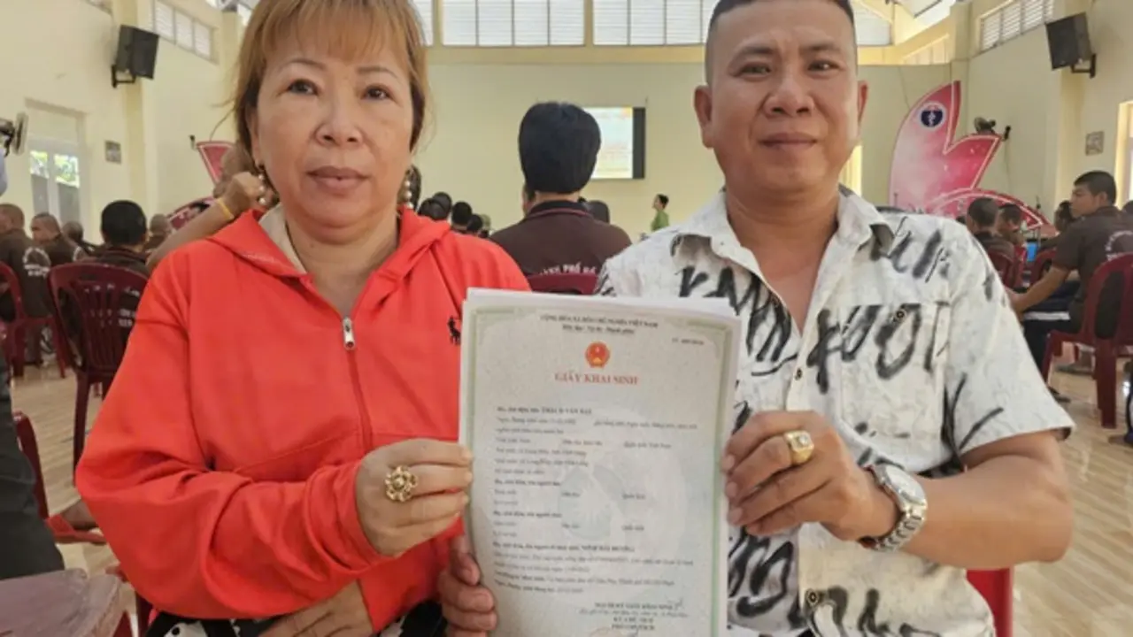 Lần đầu có căn cước công dân, người đàn ông bật khóc: 'Tôi sẽ cưới vợ'