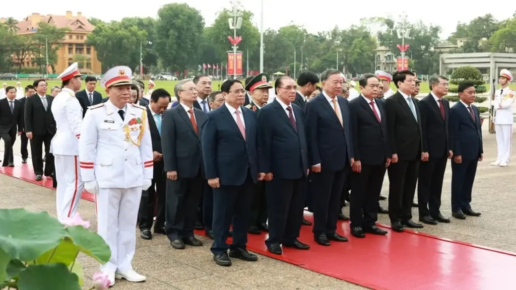 Lãnh đạo Đảng, Nhà nước và người dân vào Lăng viếng Chủ tịch Hồ Chí Minh