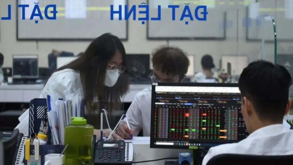 Lãnh đạo và người nhà xuống tiền tỉ mua cổ phiếu