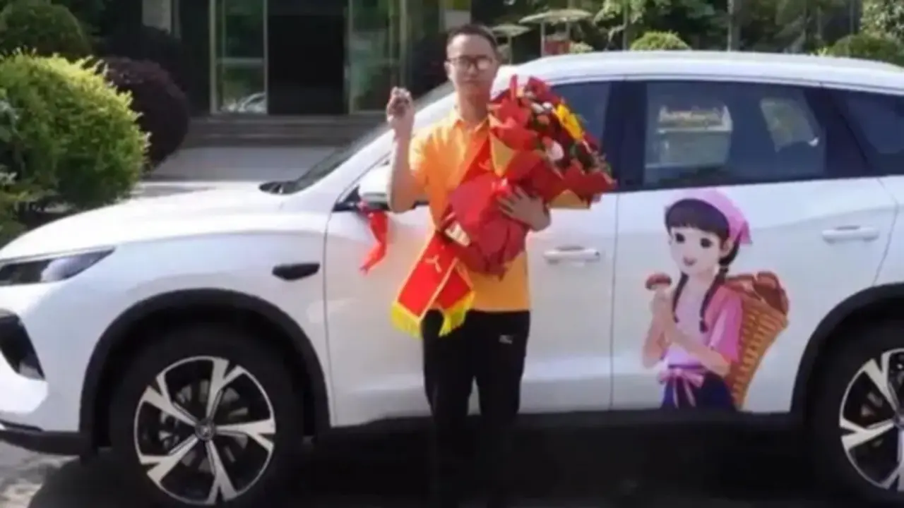 Lao xuống sông cứu 3 người trong đêm, người đàn ông được tặng xe hơi gần 600 triệu đồng