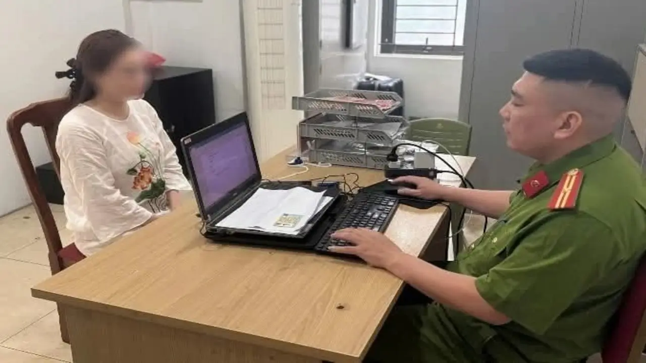 Lập hồ sơ xử lý người phụ nữ chửi bới, tát nam tài xế ô tô ở Hà Nội