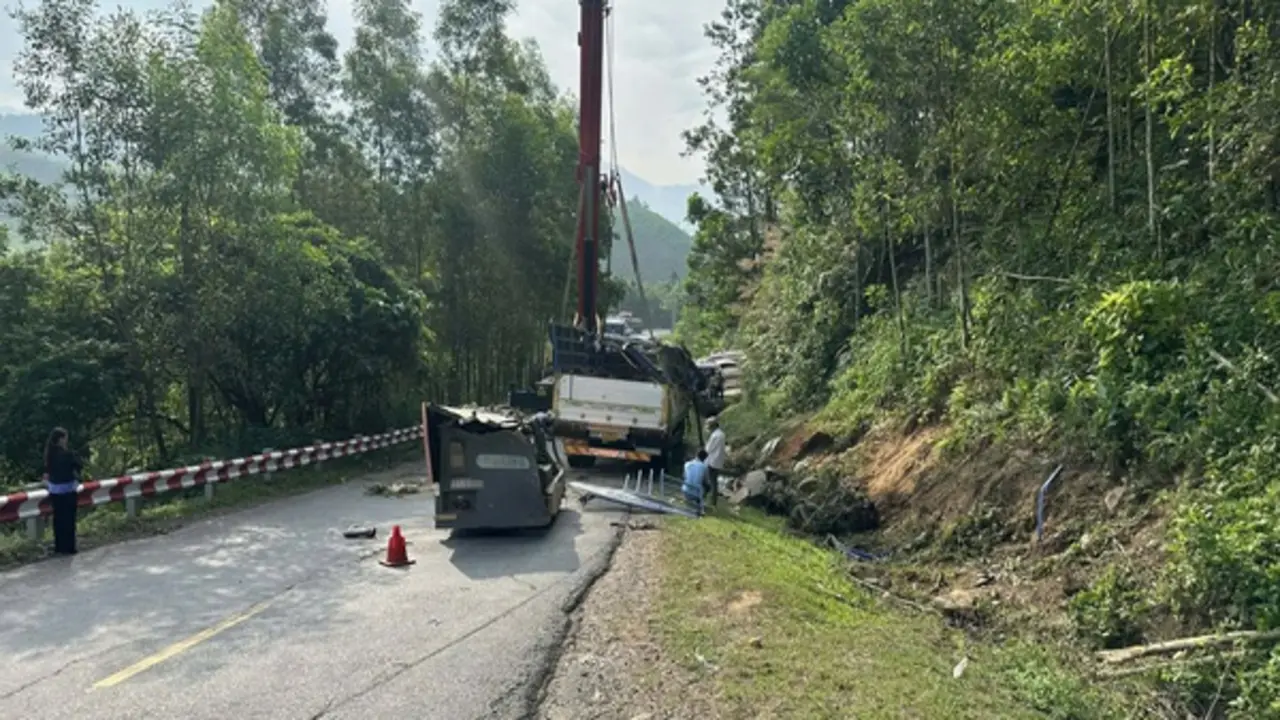 Lật xe ô tô tải dưới chân đèo Violak, 2 người tử vong trong đêm
