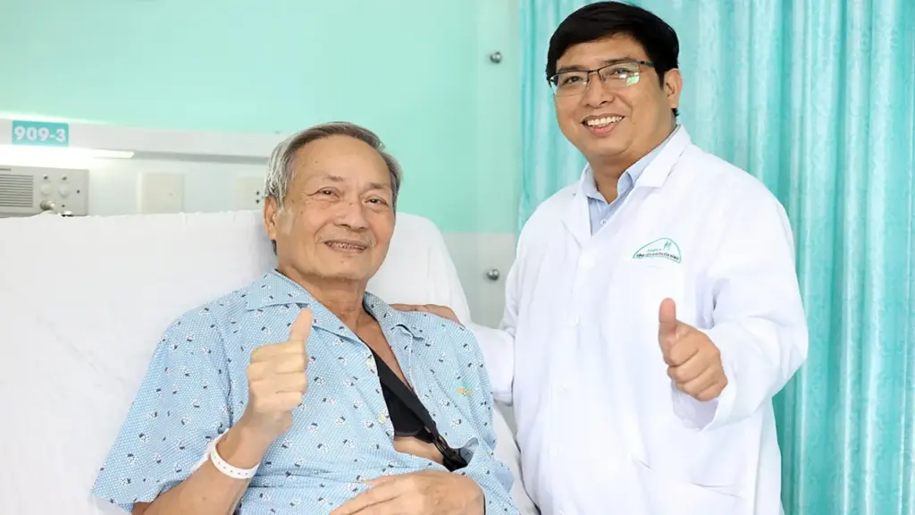 Lấy cơ đùi ghép thay thế gân vai cụ ông