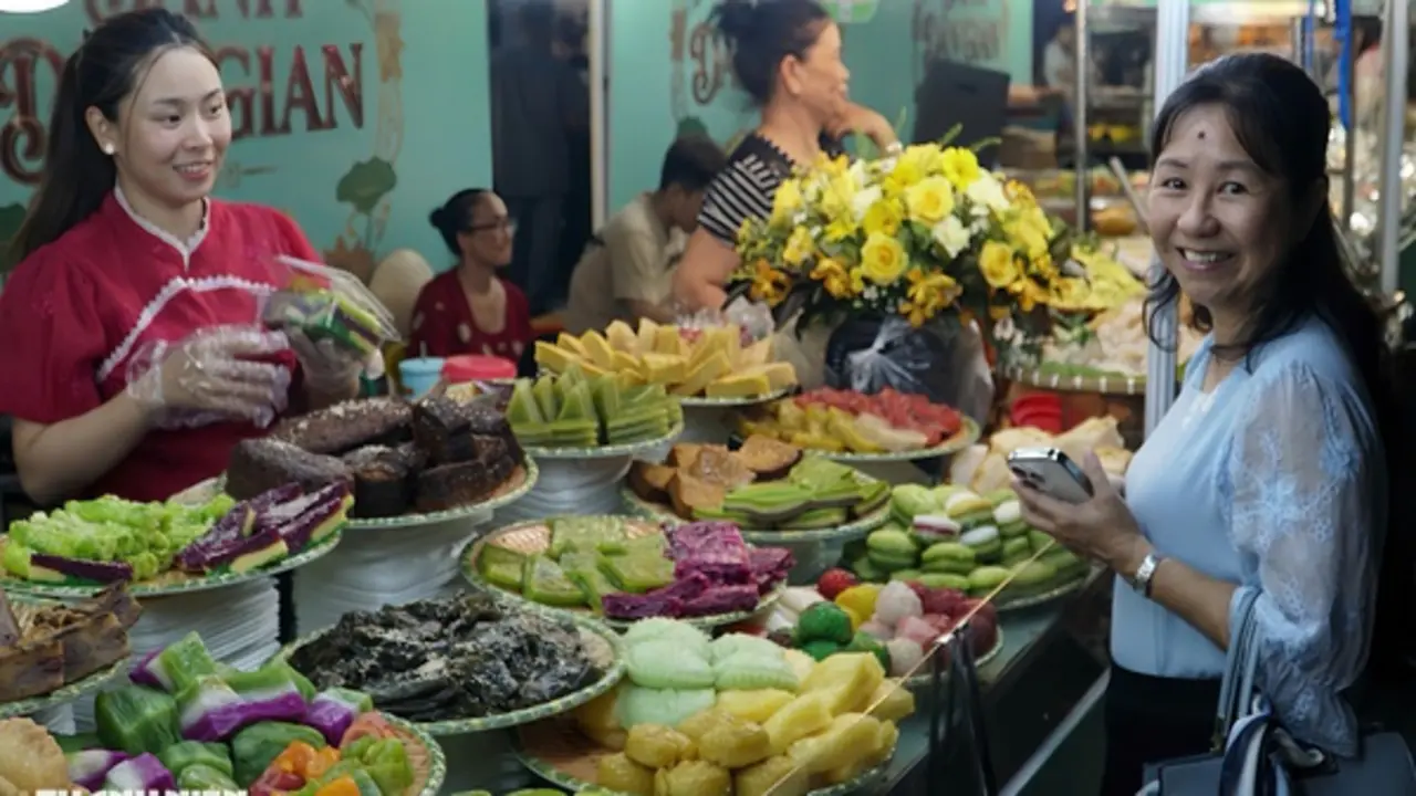 Lễ hội ẩm thực ở ngôi chợ trăm tuổi tại TP.HCM: Hàng trăm loại bánh miền Tây bắt mắt