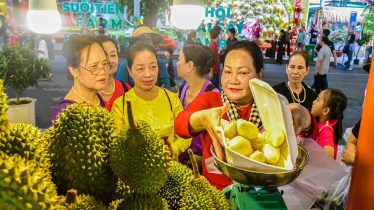 Lễ hội trái cây Nam bộ 2026 khai mạc: Suối Tiên nườm nượp khách; sầu riêng lên ngôi