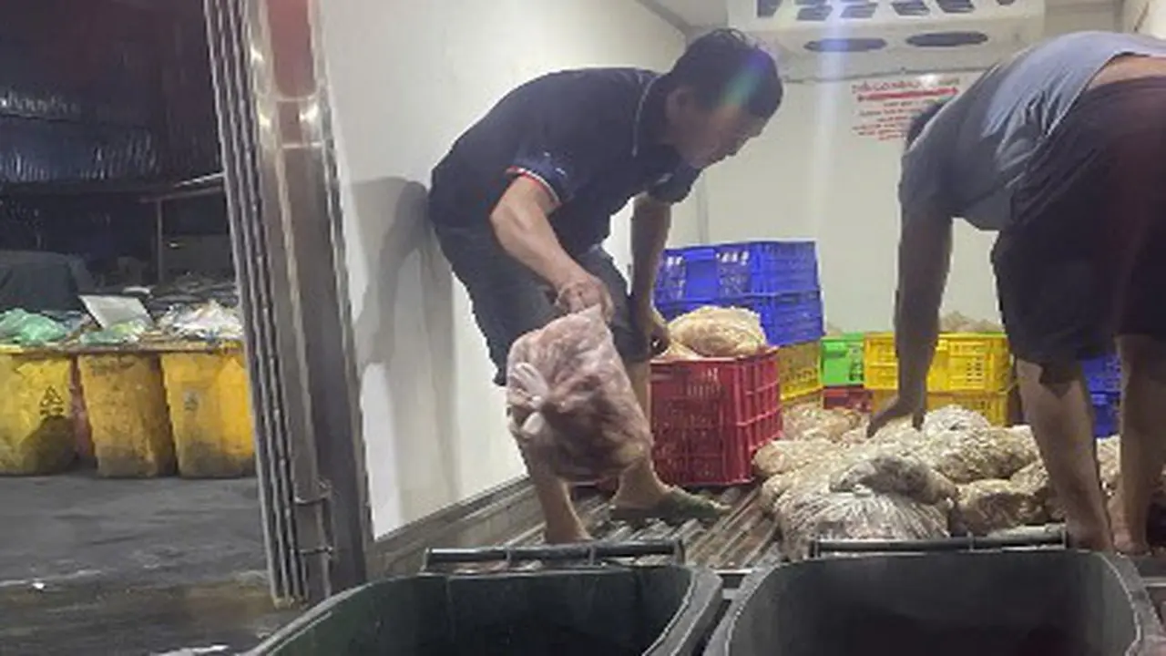 Liên tiếp chặn bắt các vụ vận chuyển thịt heo, gà bẩn vào TP.HCM tiêu thụ