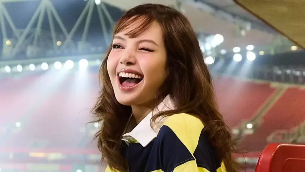 Lisa hát ca khúc cổ vũ World Cup