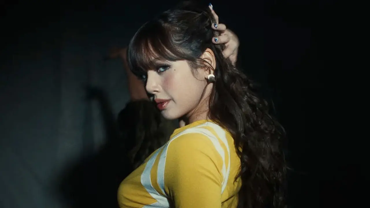 Lisa khoe vũ đạo trong MV cổ vũ World Cup