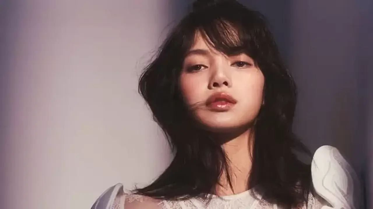 Lisa theo đuổi mốt khoe nội y