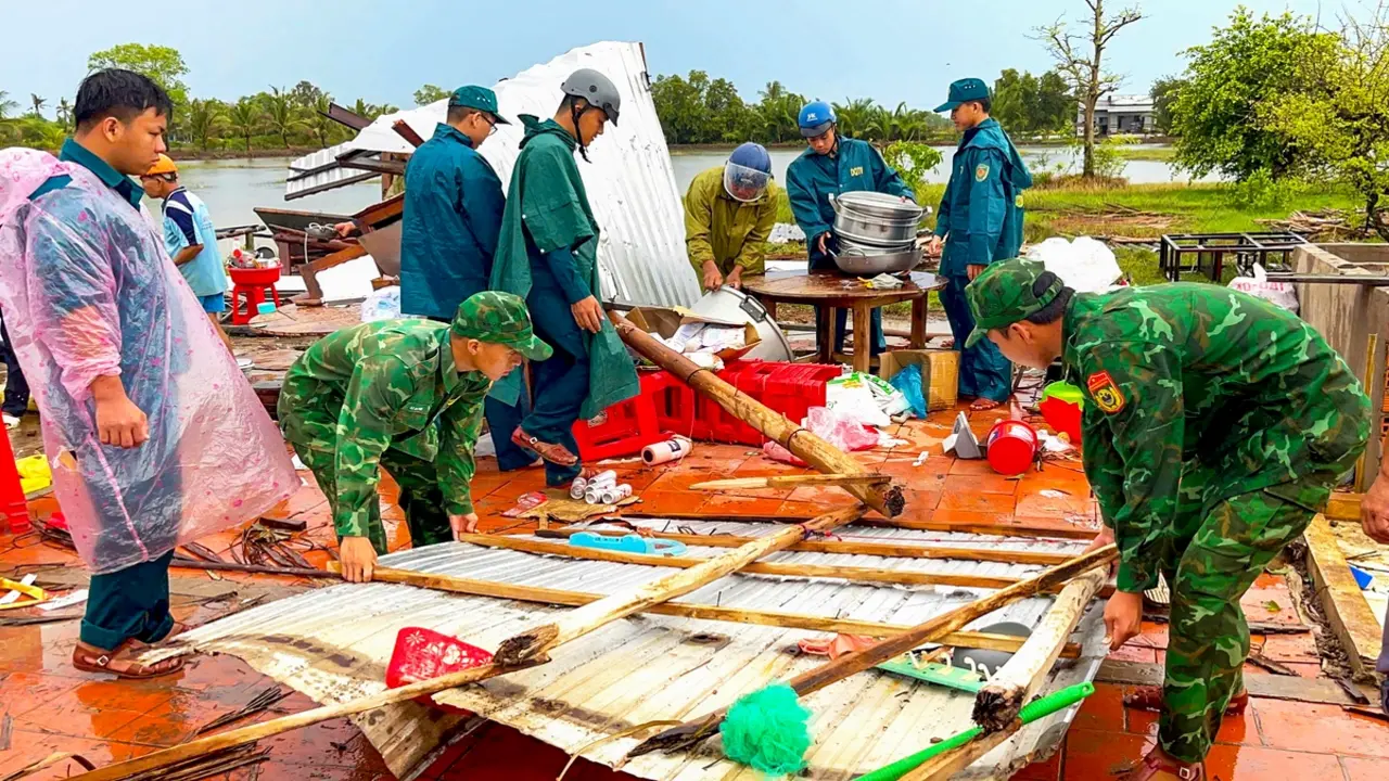 Lốc xoáy ở Cà Mau làm 5 căn nhà sập, 3 người bị thương
