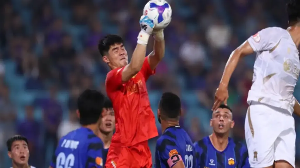 Lửa sém chân mày, HAGL chờ người hùng U.23 Việt Nam tỏa sáng: Thủ môn Trung Kiên mau khỏe lại đi!