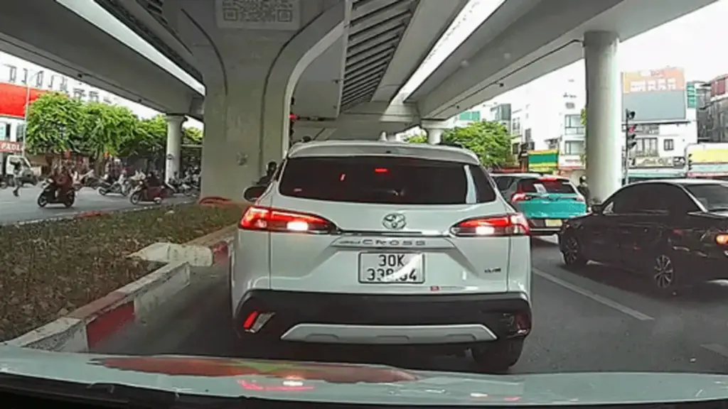 Lùi vào đầu xe phía sau, nữ tài xế tưởng bị tông